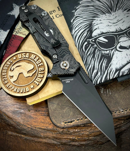 Topo Battle Black Wharnie Full Ti Hinderer Half Track Gen 2 Textured Ti Presentation side Magnacut Battle Black Blade and Sasquatched Clip