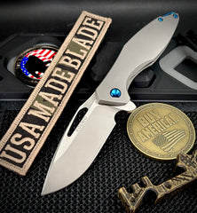 Koenig Mini Arius M390 Burnished Blade with Polished Flats Smooth Ti and Blue Hardware MA111111221