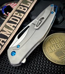 Koenig Mini Arius M390 Burnished Blade with Polished Flats Smooth Ti and Blue Hardware MA111111221