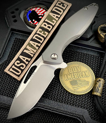 Koenig Arius Patterned Ti Stonewashed M390 Blade with Polished Flats and Ti Hardware AR111211111