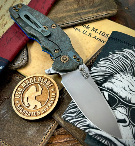 Topo Ammo Can Green Hinderer Jurassic Slicer Blue G10 Anodized Working Finish Ti Magnacut Stonewashed Blade Bronzed Out HW Sasquatched Clip - USA MB