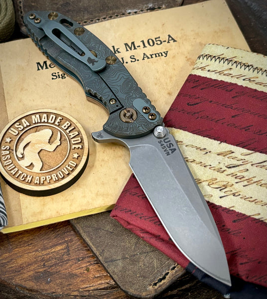 Topo Ammo Can Green Hinderer XM-18 3.25 Spearpoint Coyote G10 Working Finish Topo Ti Working Finish Blade S45VN Blade and Sasquatch Clip