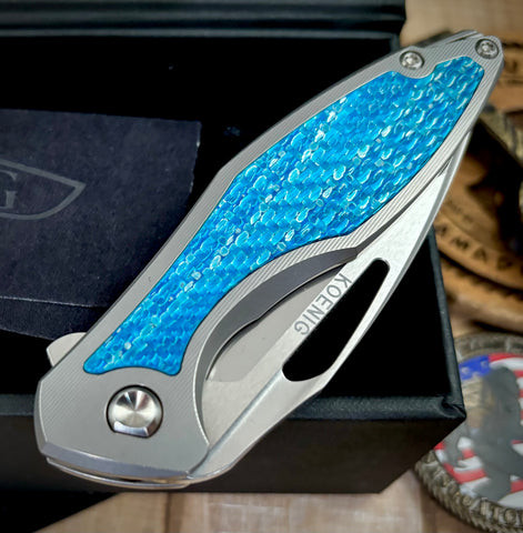 Koenig Mini Arius with M390 Aqua Blue Twill Inlay Brightwash Blade with Polished Flats and Silver Ti Hardware