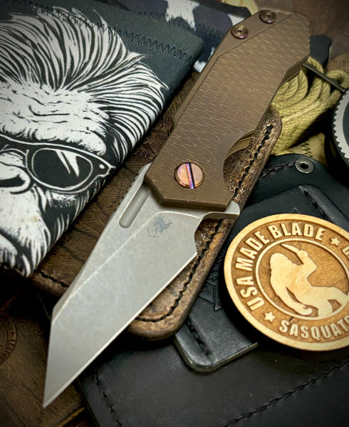 Battle Bronzed Out Wharnie Hinderer Half Track Gen 2 Anodized Textured Ti Presentation Side, Smooth Ti Lockside Magnacut Working Finish Blade Bronzed Out HW