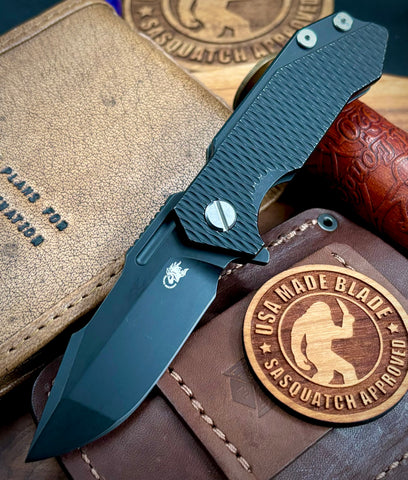 Battle Black Hinderer Half Track Harpoon Spanto Gen 2 Textured Ti Presentation Side, Smooth Ti Lockside Full Magnacut Blade