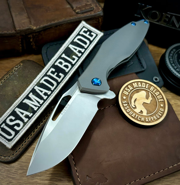 Koenig Arius Flipper C-Pattern Ti Stonewashed Blade with Polished Flats M390 Blue HW AR12511221